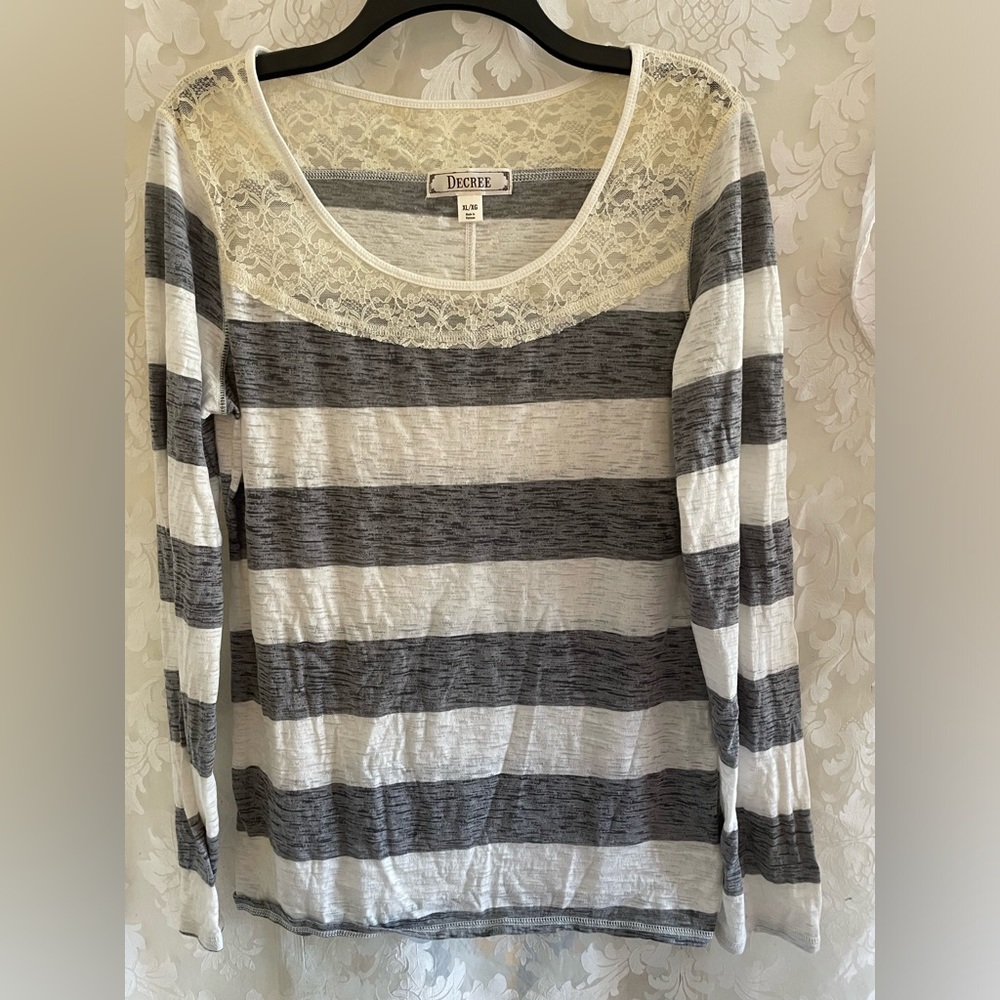 Grey/White/Cream long sleeve top.  Tag says XL but fits more like a L